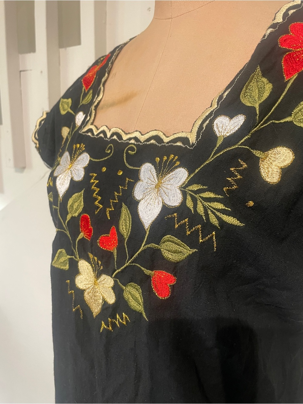 Embroidered Mexican flowy blouse top M vintage hearts and flowers - Picture 2 of 5